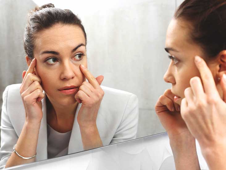 Quelles sont les bonnes astuces pour minimiser les signes de fatigue sur le visage